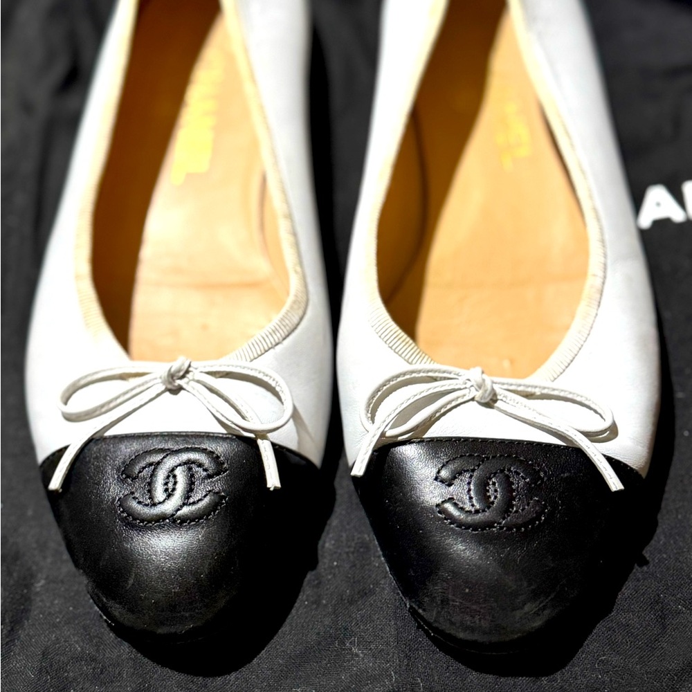 Vintage Chanel White and Black Interlocking CCs Ballet Shoes Size 39.